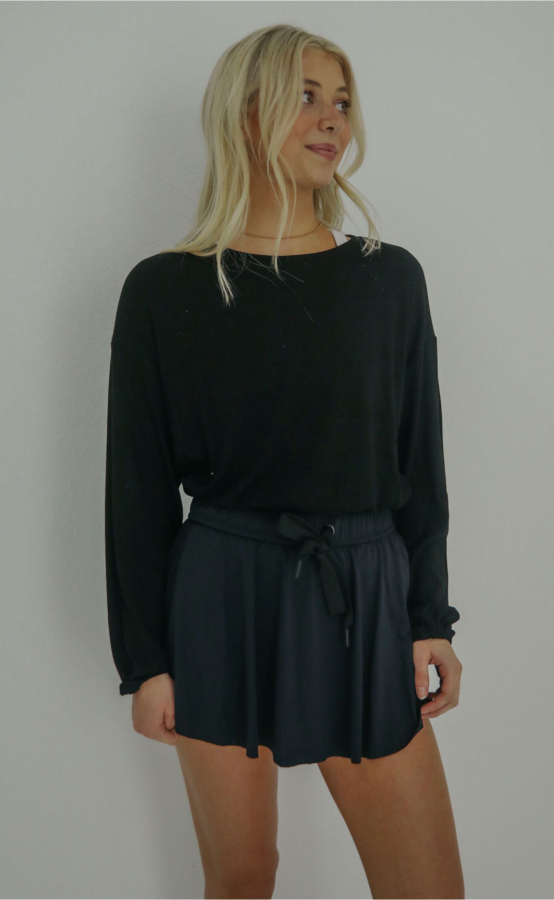 Lightweight Black Top – Simple Yet Sophisticated, Perfect for Year-Round Wear